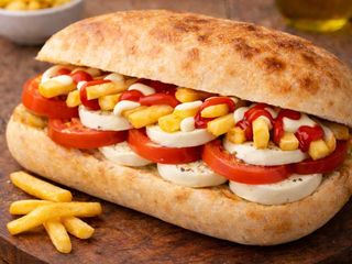 PanCaprese Pomodoro Mozzarella Patatine ketchup Maionese Olio Origano