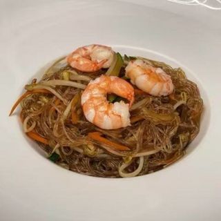 136 Spaghetti di soia con gamberi e verdure