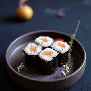67. Hossomaki salmone