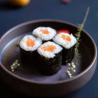67. Hossomaki salmone