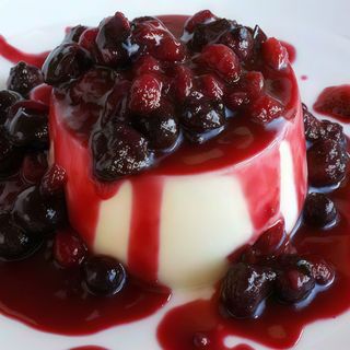 Panna cotta homemade ai frutti di bosco   