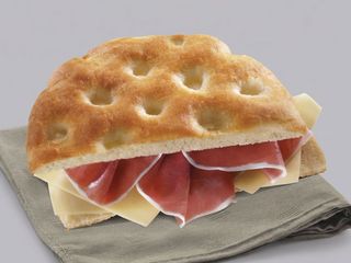 Panfocaccia maionese, crudo, mozzarella, pomodori, insalata