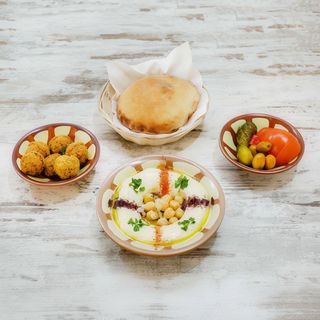 Piatto tradizionale hummus con falafel