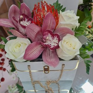 Borsetta floreale rose e orchidee