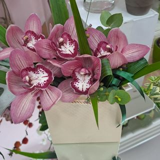 Borsetta floreale con 5 orchidee 