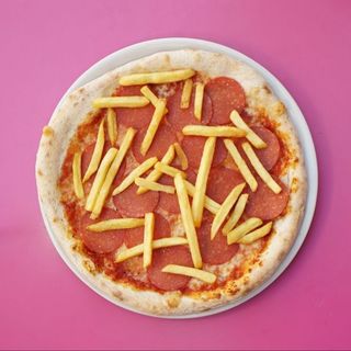 Pizza salame piccante e patate fritte 