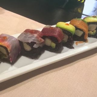 Uramaki black rainbow 8pz