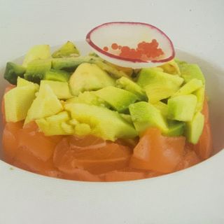 Tartare di salmone con avocado