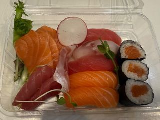 Sushi sashimi medium