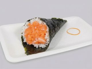 Spicy sake temaki