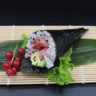 84 Temaki maguro