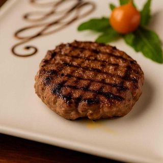 Hamburger salsiccia al piatto