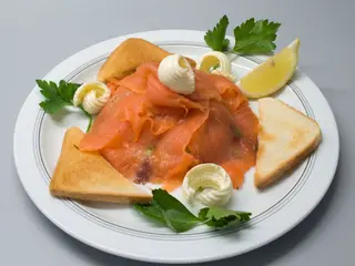 Salmone affumicato con crostini