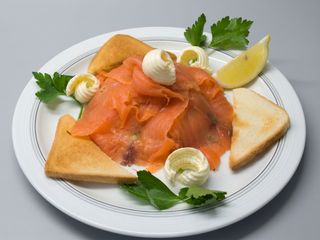 Salmone affumicato con crostini
