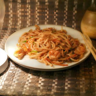 Spaghetti udon con gamberi