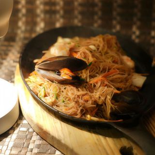 Spaghetti di riso con misto di mare alla piastra