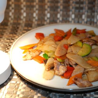 Gnocchi di riso con verdure miste e vitello