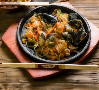 Spaghetti di soia piccanti alla piastra con misto di pesce