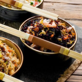 Riso venere saltato con gamberi e anacardi