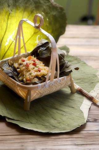 Riso al vapore con foglia di loto e verdure