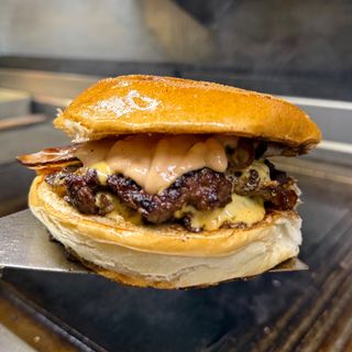 Peaky smash burger + Lattina Coca-Cola