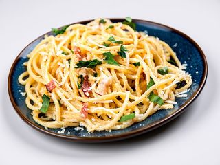 Casarecce con speck croccante e delicata allo zafferano