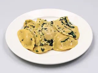 Ravioli ripieni di formaggio caprino e fichi con crema ricotta fresca