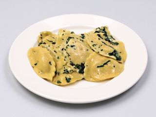 Ravioli ripieni di formaggio caprino e fichi con crema ricotta fresca