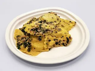 Ravioli ripieni di borragine con parmigiano e granella di nocciole