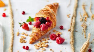 Croissant tradizionale con marmellata di frutti rossi