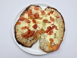 Crostino con mozzarella e pomodorini