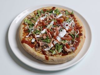 Pizza kebab carne, insalata, salse
