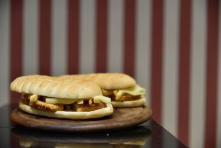 Crea il tuo panino con cotoletta di pollo panata 100 g