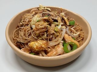 Spaghetti di riso con frutti di mare