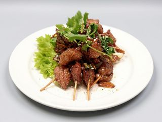 Spiedini di maiale croccante salato 