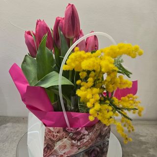 Borsetta di tulipani e mimosa in acqua