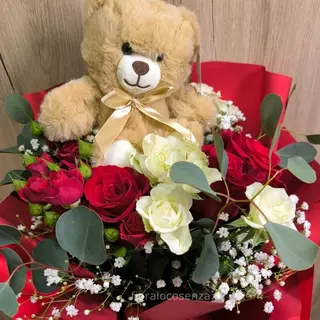 Rose rosse con orsetto peluche