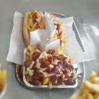 Porzione di salsicce patatine fritte e provola
