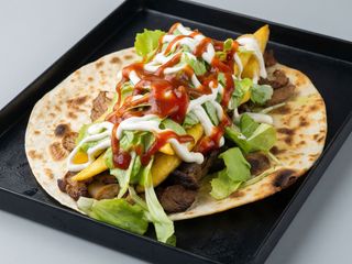 Piadina con kebab-patate fritte-insalata- cheddar