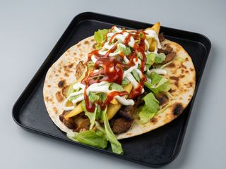 Piadina con cotoletta di pollo-insalata-patate-provola