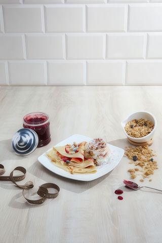 Crêpes miele, cereali e panna montata