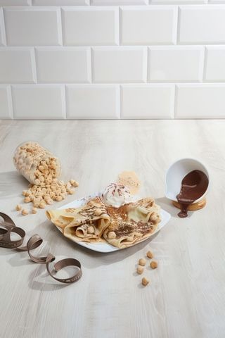 Doppia crêpes nutella, nocciole tritate, intere e panna montata