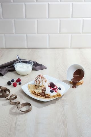 Crepes nutella, yogurt ai frutti di bosco e panna montata