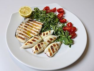 Misto di calamari e pesce spada alla griglia