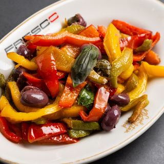 Peperoni, olive nere e capperi