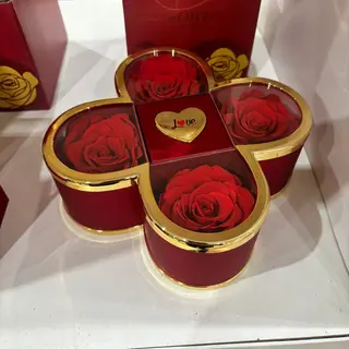 scatola con rose eterne