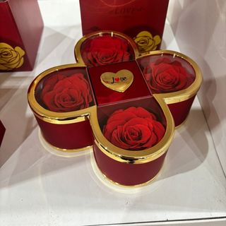 scatola con rose eterne