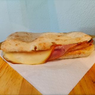 PINSA CRUDO PROVOLONE