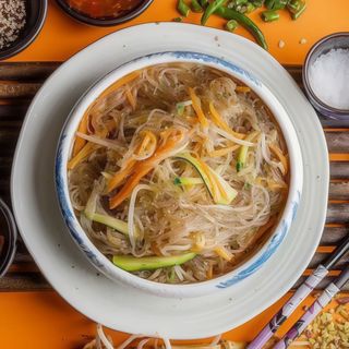 Spaghetti di soia con frutti di mare