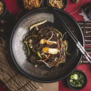 Soba con frutti di mare 